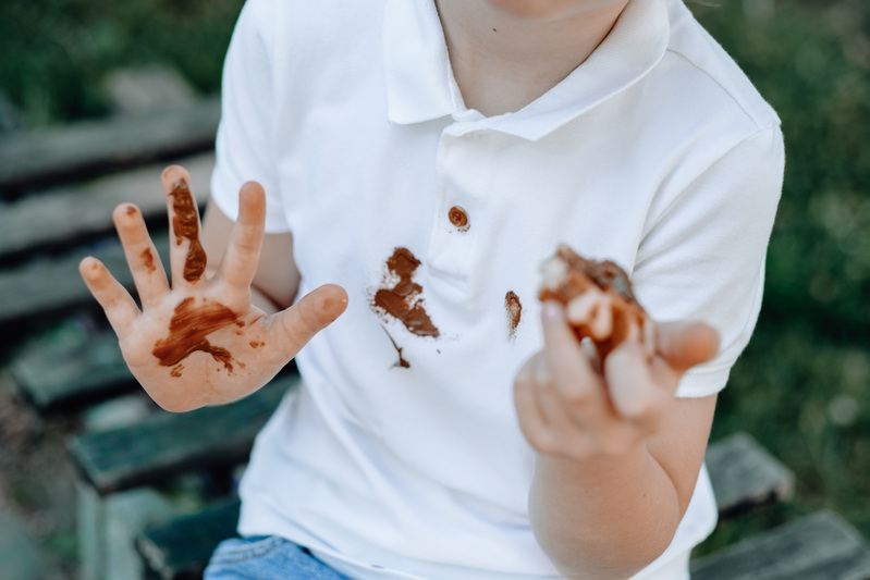 Limpia las manchas de chocolate con un barreño